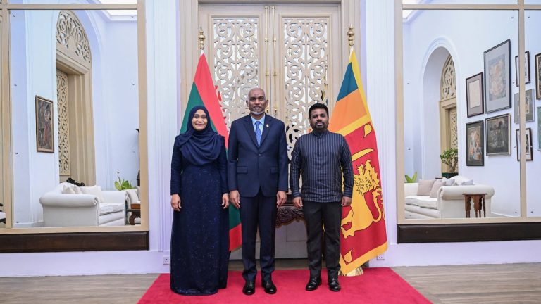 ލަންކާގެ ރައީސް ދެއްވި ރަސްމީ ޖާފަތުގައި ރައީސްގެ ދެކަނބަލުން ބައިވެރިވެވަޑައިގަތުން --