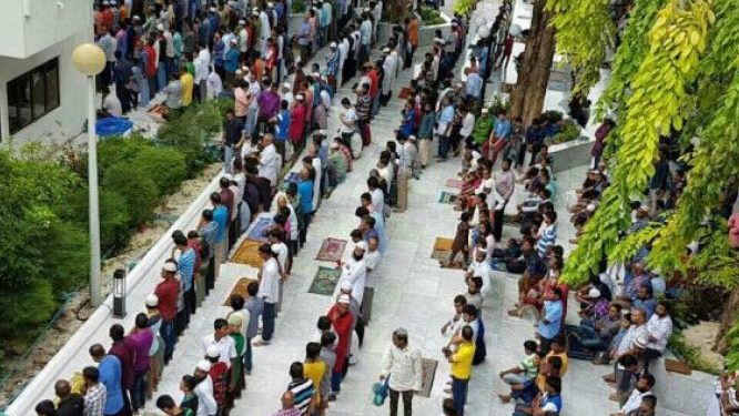 ހުކުރު ނަމާދުގެ ތެރެއިން-- ފޮޓޯ: އަތޮޅުނިއުސް