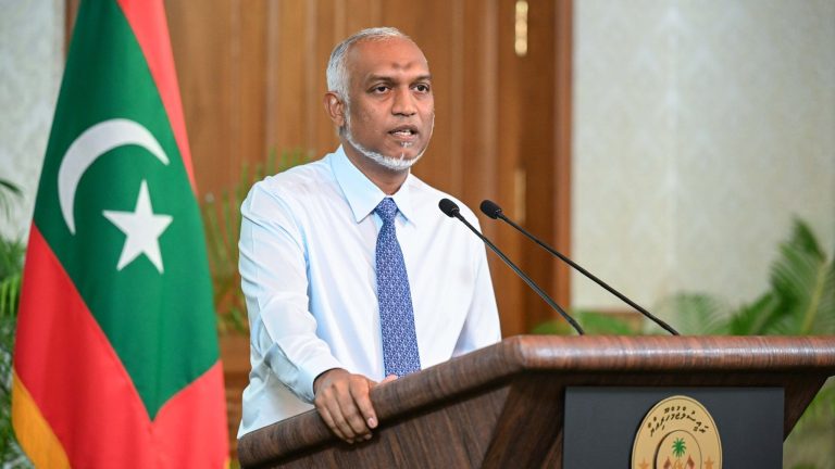 ރައީސް ޑރ. މުޙައްމަދު މުއިއްޒު ނޫސްވެރިންގެ ބައްދަލުވުމުގައި ވާހަކަފުޅުދައްކަވަނީ -- ފޮޓޯ: ރައީސް އޮފީސް
