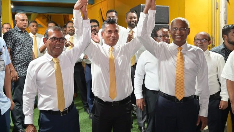 ހިތަދޫ އުތުރު ދާއިރާގެ ބައި އިލެކްޝަންގައި އެމްޑީޕީގެ ޓިކެޓުގައި ވާދަކުރައްވާ އަބްދުﷲ ސޯދިގު (ސޯބެ) ގެ މާލޭގެ ކެމްޕެއިން ޖަލްސާގައި ނަޝީދު އާއި ސޯލިހް -