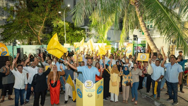 މީކާއިލް ނަސީމް ސަޕޯޓަރުންނާއެކު
