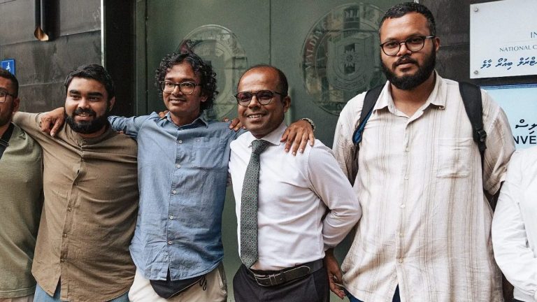އަދަަދު ނޫހުގެ ސީއީއޯ ފިޔާޒާއި އެޑިޓަރު ހަސަން ފުލުހުންގެ ތަހުގީގަށް ،(ވ)ޝަހުޒާންހާޒިރުކުރިއިރު، (ކ)ލީވާން،
