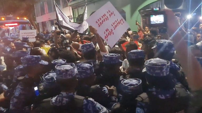އެމްޑީޕީ އިން ކުރިއަށްގެންދިޔަ މުޒާހަރާއެއްގެ ތެރެއިން--
