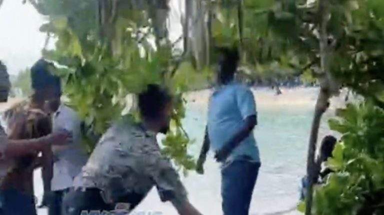 މިއަދު އާޓިފިޝަލް ބީޗުގައި ބިދޭސީން ހިންގި މާރަމާރީ-- ފޮޓޯ: އެމްވީ ކްރައިސިސް
