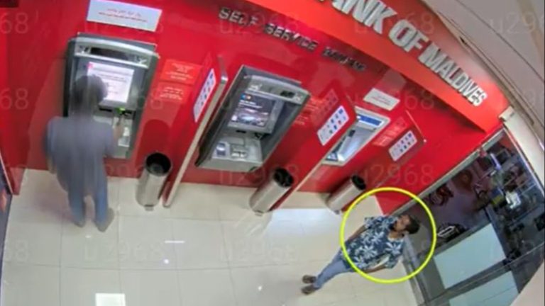 އޭޓީއެމްގައި ބޭއްވުނު ކާޑެއް ނަގައިގެން ވިޔަފާރިކުރި މީހަކު ހޯދަނީ