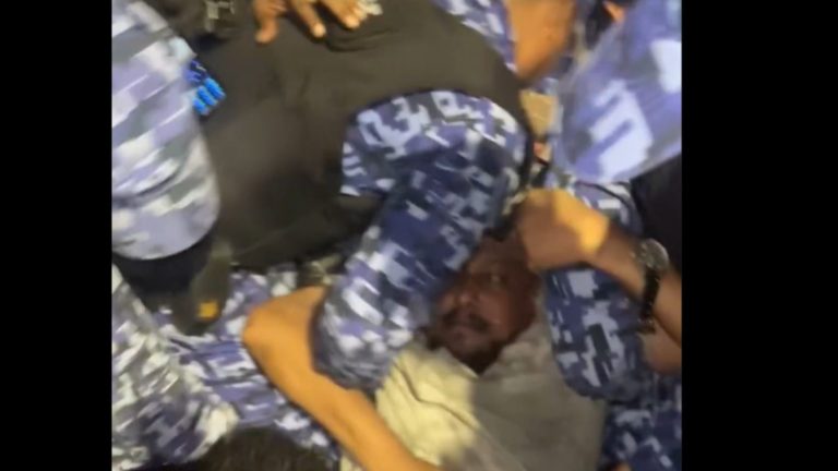 ރޭގެ މުޒާހަރާގައި ހިނގި ހަމަނުޖެހުމުގައި ފުލުހެއްގެ ލޯމަތި ފަޅައިގެންދިޔަ