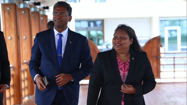 ސީޝެލްސްގެ މިނިސްޓަރ އޮފް ފޮރިން އެފެއާޒް އެންޑް ޑަޔަސްޕޯރާ، ބެއްރީ ފޯރ ރަސްމީ ދަތުރުފުޅެއްގައި ރާއްޖެ ވަޑައިގެންފި