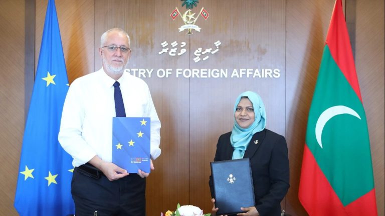 އީޔޫއާ އެކު ފޮރިން މިނިސްޓްރީން ސޮއިކުރަން: އީޔޫން ވަނީ ރާއްޖެއަށް 4 މިލިއަން ޔޫރޯގެ އެހީ ދީފައި -- ފޮޓޯ/ ފޮރިން މިނިސްޓްރީ