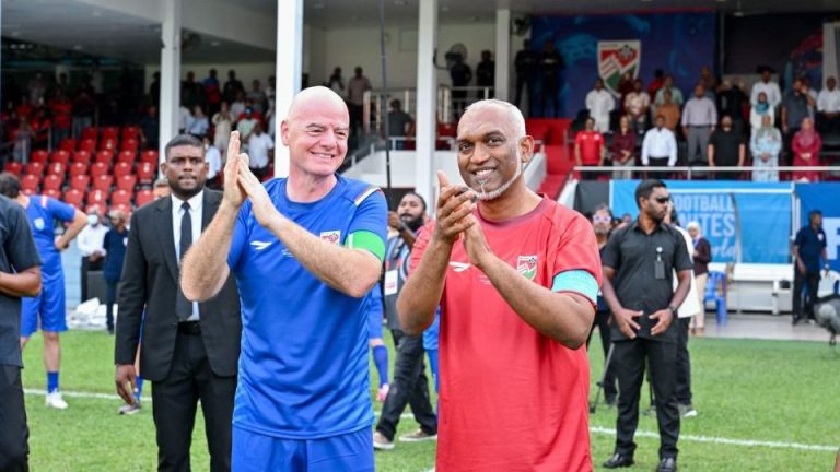 ފީފާގެ ރައީސް ޖިއާނީ އިންފަންޓީނޯގެ ޝަރަފުގައި ގައުމީ ފުޓްބޯޅަ ސްޓޭޑިއަމްގައި ބޭއްވި ފުޓްބޯޅަ އެގްޒިބިޝަންގައި ރައީސް މުއިއްޒުގެ ޓީމާއި އިންފަންޓީނޯގެ ޓީމު