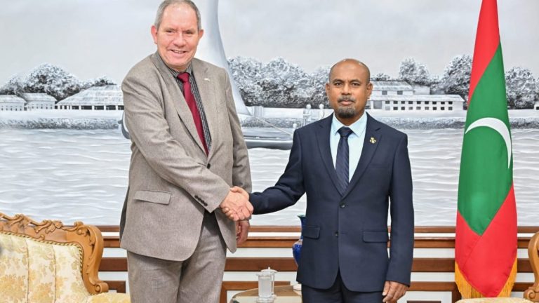 ދިފާޢީ ދާއިރާއިން ދިވެހިރާއްޖެއާއި އިނގިރޭސިވިލާތާ ދެމެދު އޮތް ގުޅުން އިތުރަށް ބަދަހިކުރުމާ ގުޅޭގޮތުން މުހިންމު މަޝްވަރާތަކެއް ބާއްވައިފި -- ފޮޓޯ/ ޑިފެންސް މިނިސްޓްރީ