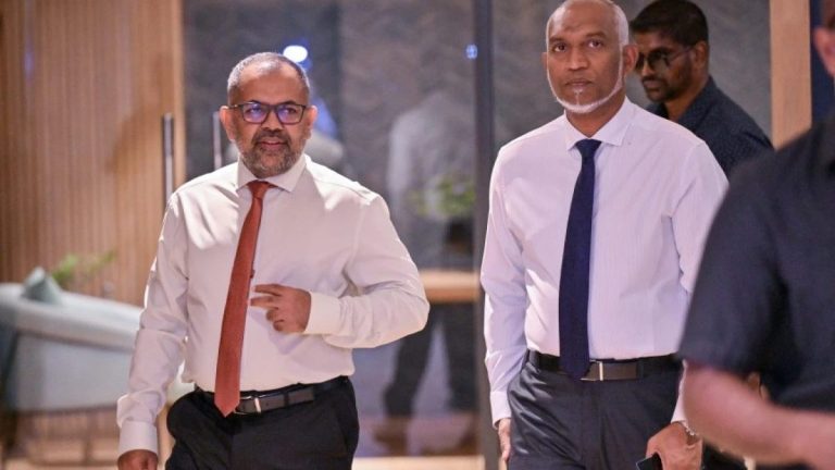 ރައީސުލްޖުމްހޫރިއްޔާ ޑރ.މުޙައްމަދު މުޢިއްޒާއި ފިނޭންސް މިނިސްޓަރ މޫސާ ޒަމީރު، ފޮޓޯ: ރައީސް އޮފީސް