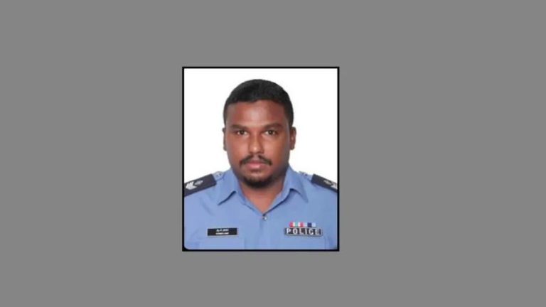 ފުލުހުންގެ އޮޕަރޭޝަނެއްގެ ތެރޭގައި އުޅެނިކޮށް މަރުވެފައި އޮއްވައި ފެނުނު ސީނިއާ ސާޖަންޓް އަހްމަދު އާސިފް. -- ފޮޓޯ: ޕޮލިސް