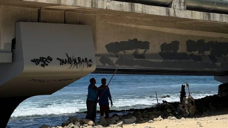 މާލޭގެ ފާރުތަކުގައި ކުރަހާފައިވާ ގްރެފިޓީތައް ނައްތާލުމުގެ އޮޕަރޭޝަނެއް ފުލުހުން ފަށައިފި