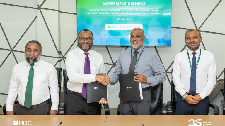 ރާއްޖޭގައި އަޅާ އެންމެ ބޮޑު މިސްކިތުގެ ބިން އިސްލާމިކް މިނިސްޓްރީއާ ހަވާލުކުރަނީ. - ފޮޓޯ/އިސްލާމިކް މިނިސްޓްރީ