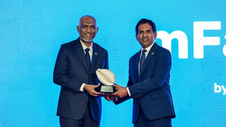 ޕޭޕަލް ރާއްޖެ ތައާރަފްކުރި ރަސްމިއްޔާތުގެ ތެރެއިން ރައީސް މުއިއްޒާއި އިކޮނޮމިކް މިނިސްޓަރު ސައީދު