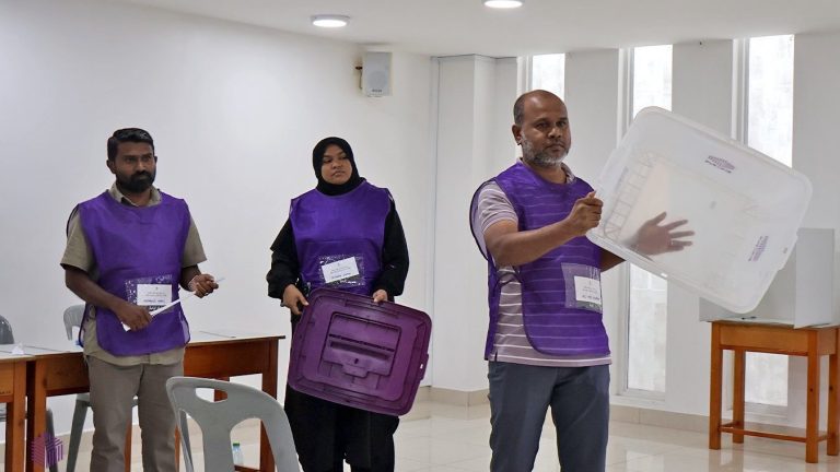 ދ. މީދޫ ކައުންސިލްގެ ރައީސް ހޮވުމަށް ބާއްވާ އިންތިޚާބުގެ ވޯޓުލުން މިއަދު ހެނދުނު ރަސްމީކޮށް ފަށައިފިއެވެ. މި އިންތިޚާބަކީ ކުރިން ބޭއްވުނު އިންތިޚާބުގެ ނަތީޖާއާ މެދު ގާނޫނީ ގޮތުން ސުވާލު އުފެދި، ވޯޓު އެއްވަރުވުމާ ގުޅިގެން ހައިކޯޓުގެ އަމުރަކަށް އަލުން ބޭއްވޭ އިންތިޚާބެކެވެ. މި އިންތިޚާބުގައި ވާދަކުރައްވަނީ މޯލްޑިވްސް ޑިވެލޮޕްމަންޓް އެލަޔަންސް (އެމްޑީއޭ)ގެ ފަރާތުން މުޙައްމަދު ޝާހިދާއި، ސަރުކާރު ހިންގާ ޕީޕަލްސް ނޭޝަނަލް ކޮންގްރެސް (ޕީއެންސީ)ގެ ކެންޑިޑޭޓް ސުހާ އިބްރާހީމެވެ. މިއަދު ހެނދުނު 8:00 ޖެހިއިރު ވޯޓުލުން ފަށާފައިވާއިރު، ވޯޓުލުމަށްޓަކައި ޖުމްލަ ތިން ފޮއްޓެއް ވަނީ ބަހައްޓާފައެވެ. އެއީ މީދޫގައި ބަހައްޓާފައިވާ ދެ ފޮއްޓާއި، މާލޭގައި ދިރިއުޅޭ މީދޫ ރައްޔިތުންނަށް ޚާއްޞަކޮށްގެން ދަރުމަވަންތަ ސްކޫލުގައި ބެހެއްޓިފައިވާ ފޮއްޓެވެ. އިލެކްޝަންސް ކޮމިޝަނުން ހާމަކޮށްފައިވާ ގޮތުގައި، މި އިންތިޚާބުގައި ވޯޓުލުމުގެ ހައްގު ޖުމްލަ 1,049 މީހުންނަށް ލިބިގެންވެއެވެ. ވޯޓުލުން މިއަދު ހަވީރު 4:00 އާ ހަމައަށް ކުރިއަށްދާނެ ކަމަށް އެ ކޮމިޝަނުން މައުލޫމާތުދެއެވެ. މިދިޔަ އޭޕްރިލް މަހު ބޭއްވި ލޯކަލް ކައުންސިލް އިންތިޚާބުގައި މި ދާއިރާގެ ނަތީޖާއާ މެދު ބޮޑެތި ޚިލާފުތަކެއް އުފެދުނެވެ. ފުރަތަމަ ވަގުތީ ނަތީޖާއިން ސުހާ އެއް ވޯޓުގެ ތަފާތުން ކުރި ހޯއްދެވި ނަމަވެސް، ލ. ފޮނަދޫގައި ހުރި ފޮއްޓަކަށް ވޯޓުލުމުގެ ހައްގު ނެތް މީހަކު ވޯޓުލީ މައްސަލައަކާއި، ބާތިލު ވޯޓުތަކާ ގުޅޭ ގޮތުން ދެ ފަރާތުންވެސް ވަނީ ޝަކުވާ ހުށަހަޅާފައެވެ. މި މައްސަލަ ހައިކޯޓަށް ހުށަހެޅުމުން، ކޯޓުން ނިންމެވީ ވޯޓު ކަރުދާހުގައި ޖަހާފައިވާ ފާހަގައިގެ އިތުރުން ހުރި ނިޝާންތަކަކަށް ބަލައި ބައެއް ވޯޓުތަކުގެ ސައްހަކަމާ މެދު ސުވާލު އުފެދޭތީ، އިންސާފުވެރި ނަތީޖާއެއް ކަށަވަރު ކުރުމަށްޓަކައި އަލުން އިންތިޚާބު ބޭއްވުމަށެވެ. މިއަދުގެ އިންތިޚާބަކީ މީދޫ ކައުންސިލްގެ ހިންގުން ހަރުދަނާކުރުމަށްޓަކައި ރައްޔިތުންގެ މެދުގައި ބޮޑު ސަމާލުކަމެއް ލިބިފައިވާ މުހިންމު އިންތިޚާބެކެވެ.