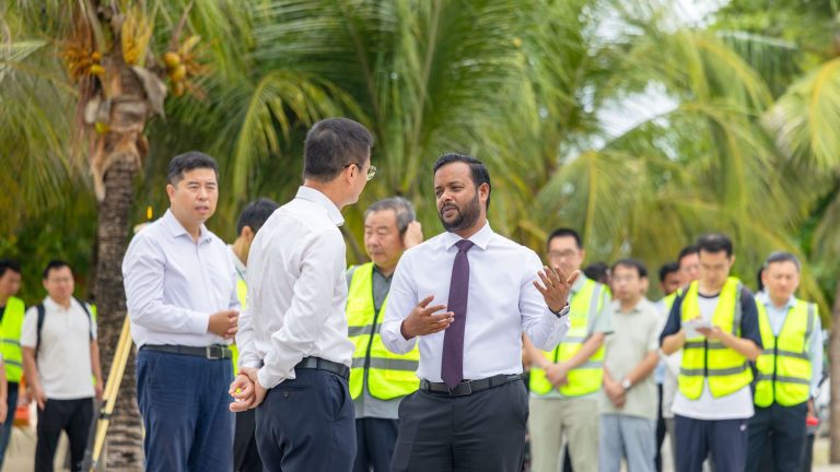 ޗައިނާ އެހީގައި މާލޭގެ މަގުތައް ޒަމާނީ ފެންވަރަށް ތަރައްގީކުރުމުގެ މަޝްރޫއުގެ މަސައްކަތް ބެއްލެވުމަށް ހައުސިން މިނިސްޓަރު މުއްތަލިބު އަދި ޗައިނާ އިންރާއްޖެއަށް ކަނޑައަޅުވާފަ ހުންނަވާ ސަފީރު ޒިޔާރަތް ކުރެއްވުން