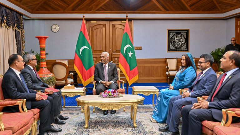 ޔޫއޭއީ އަދި ގަތަރުގެ ސަފީރުކަމުގެ ފަތްކޮޅު ކުރީގެ ދެ މިނިސްޓަރުންނަށް އަރުވައިފި