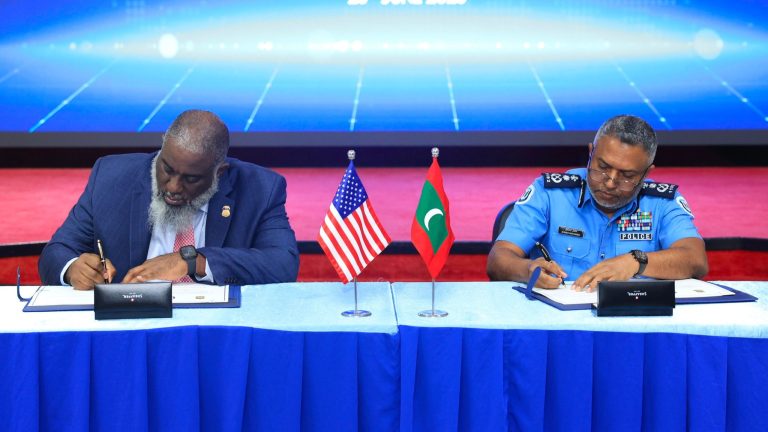 ދިވެހި ފުލުހުންނާއި އެމެރިކާގެ ހޯމްލޭންޑް ސެކިއުރިޓީން ފަހުމުނާމާއެއްގައި ސޮއިކޮށްފި