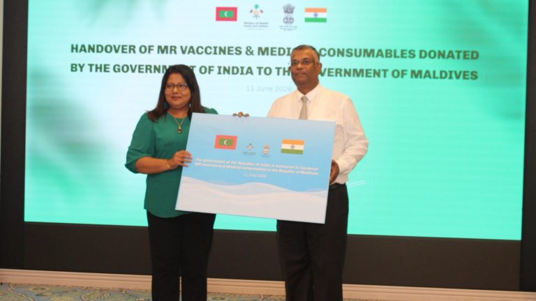 އިންޑިއާ އިން ވެކްސިން އަދި މެޑިކަލް ކޮންސިއުމަބަލްސް ހަދިޔާކޮށްފި