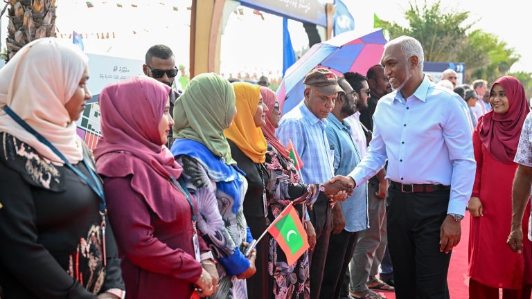 މީދޫ ބައި-އިލެކްޝަންގެ ކާމިޔާބީ ފާހަގަކުރެއްވުމަށް ރައީސްގެ ދެކަނބަލުން އެ ރަށަށް ވަޑައިގަންނަވައިފި