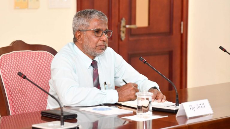 ޕީސީބީގެ ރައީސް ނިޒާރު މިއަދުގެ ކޮމިޓީގައި: އޭނާ އަށް މަޖިލީހުން މިއަދު ވަނީ ރުހުން ދީފައި --- ފޮޓޯ: މަޖިލިސް