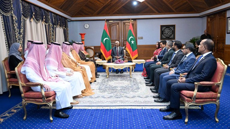 ސަޢޫދީގެ ވަފުދު ރައީސްގެ އަރިހަށް ޒިޔާރަތްކުރައްވައިފި