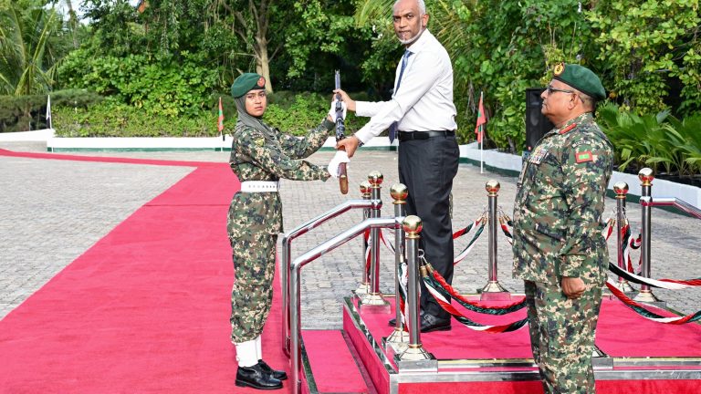 ސިފައިންގެ އަސާސީ ތަމްރީނު ކޯސް ނިންމުމުގެ ރަސްމިއްޔާތު ރައީސް ޝަރަފުވެރިކޮށްދެއްވައިފި