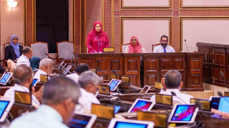 ގަލޮޅު އުތުރު ދާއިރާގެ މެންބަރު މުޙައްމަދު އިބްރާހީމް، މިމިނިސްޓަރ އޮފް އާޓްސް، ކަލްޗަރ އެންޑް ހެރިޓޭޖް ހީނާ ވަލީދު އާ ސުވާލުކުރެއްވުން