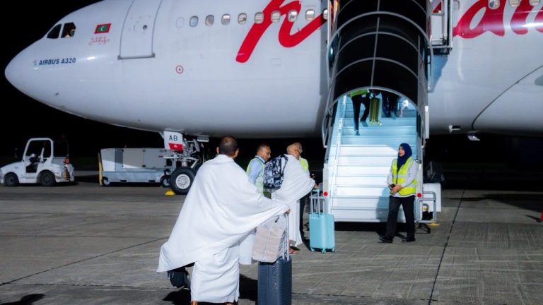 އައްޑޫ އިން ފުރަތަމަ ފަހަރަށް އުމްރާވެރިން ފުރުން--ފޮޓޯ: މޯލްޑިވިއަން