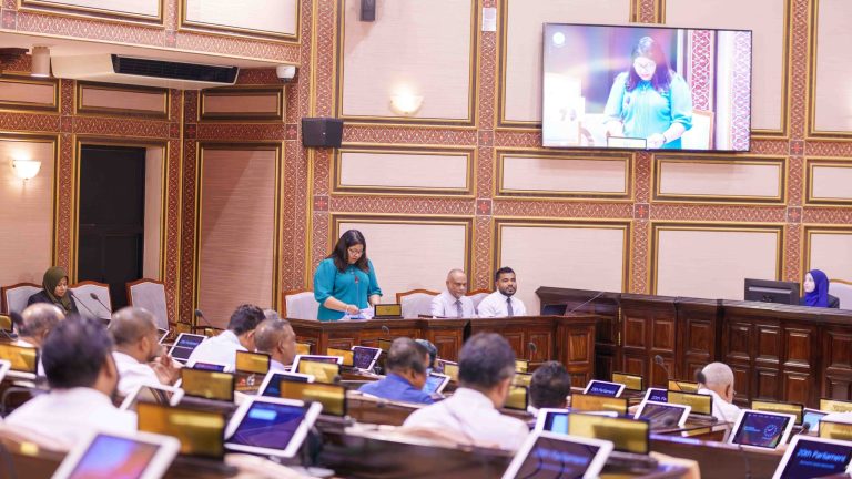 ހެލްތު މިނިސްޓަރު ގީލާ އަލީ މަޖިލީހުގައި