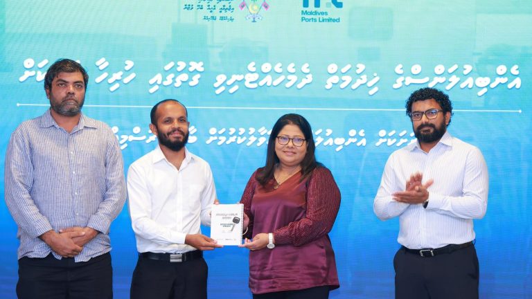 17 ރަށަކަށް އެންބިއުލަންސް ހަވާލުކޮށްފި. އެންބިއުލަންސް ހަވާލުކުރުމަށް މިރޭ ބޭއްވުނު ޚާއްސަ ރަސްމިއްޔާތުގައި 17 ރަށަކަށް އެންބިއުލަންސް ހަވާލުކޮށްދެއްވީ މިނިސްޓަރ އޮފް ހެލްތު، ފެމިލީ އެންޑް ވެލްފެއަ