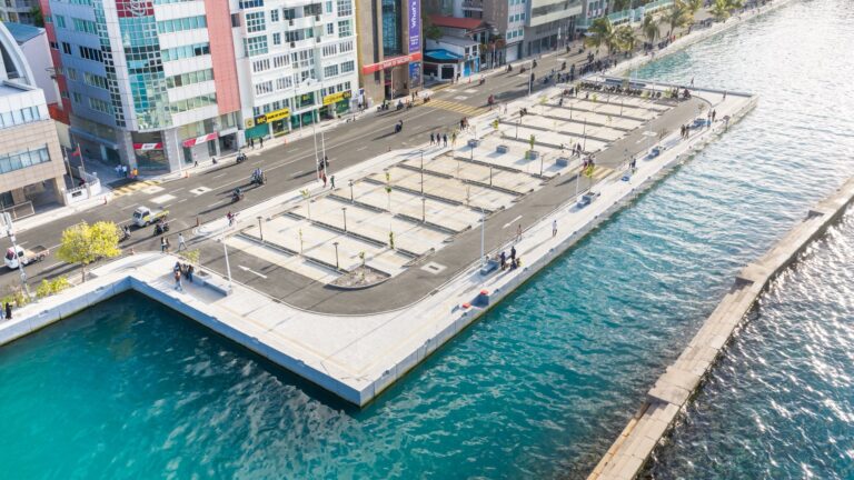 ބޮޑުތަކުރުފާނު މަގު ޒަމާނީ ފެންވަރަށް ތަރައްގީކުރުމަށް އެމްޓީސީސީން ކުރަމުންދާ މަސައްކަތުގެ ތެރެއިން ބީއެމްއެލް ކުރިމަތީ އޮންނަ ޕާކިން ޒޯން -- ފޮޓޯ/ އެމްޓީސީސީ
