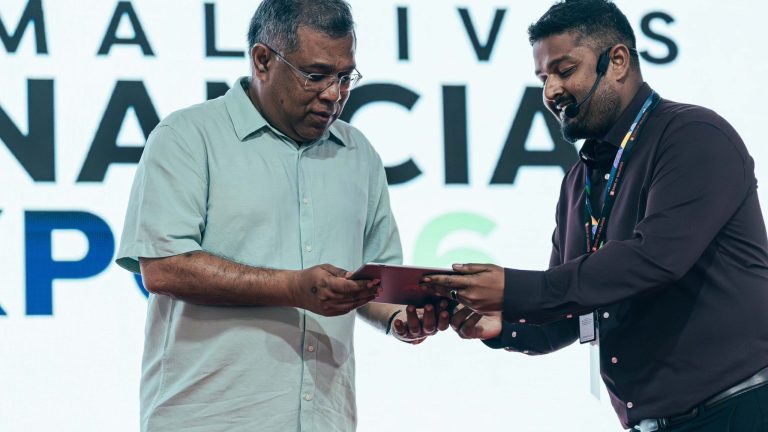 ކްރެޑިޓް ކާޑުން ކުރާ ވިޔަފާރިތަކަށް ބަހާލައިގެން ފައިސާ ދެއްކޭ "ބީއެމްއެލް ސްޕްލިޓް ޕޭ" ތައާރަފްކޮށްފި