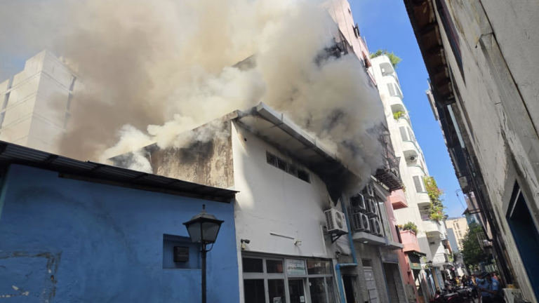 މާފަންނުގައި ހުންނަ ޖާޔާކުޝަން ކައިރި ހުރި އިމާރާތެއްގައި އަލިފާން ރޯވުން