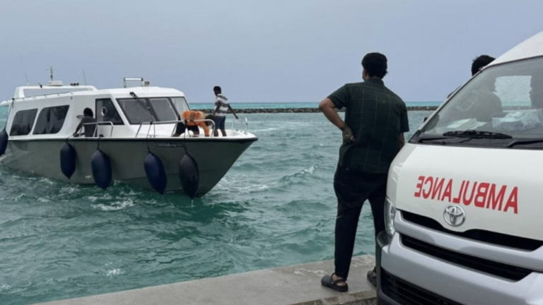 ބަންޑުން ޖަހާލި ކޮޅުވެއްޓިން ސަލާމަތް ކުރި މީހުން ގެންނަނީ--ފޮޓޯ: ގާފަރު މީޑިއާ