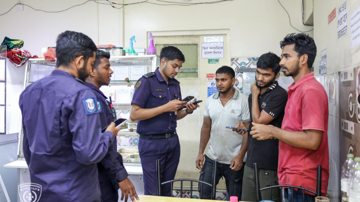 9 ކެފޭއެއް ރެއިޑްކޮށް، 10 ބިދޭސީއަކު އިމިގްރޭޝަންގެ ބެލުމުގެ ދަށަށް!