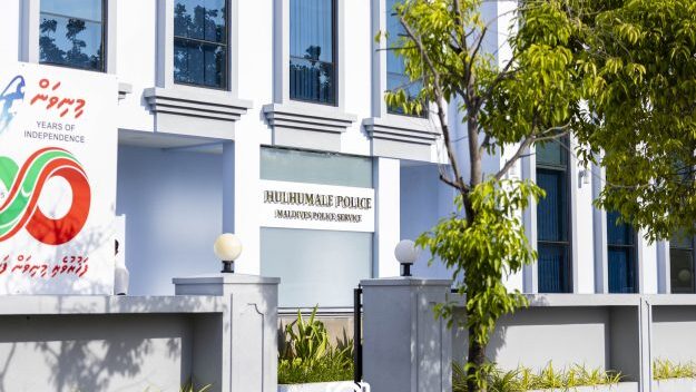 ހުޅުމާލޭ އަޒީޒާ މިސްކިތުގެ ދޮރުގެ ބިއްލޫރިގަނޑު ތަޅާލައި ބޮޑެތި ގެއްލުންތަކެއް ދީފި