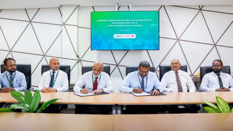 އައިލެންޑް އޭވިއޭޝަނުގެ މުވައްޒަފުންނަށް ހުޅުމާލޭގައި ފްލެޓް އެޅުމަށް އެޗްޑީސީން އެ ކުންފުންޏާ ބިން ހަވާލުކުރަނީ --- ފޮޓޯ/އައިލެންޑް އޭވިއޭޝަން