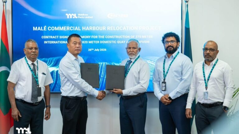 މާލޭ ވިޔަފާރި ބަނދަރު ތިލަފުއްޓަށް ބަދަލުކުރުމުގެ މަޝްރޫއުގެ ކީ-ވޯލް މަސައްކަތް ކުރުމަށް ޗައިނާ ކުންފުންޏާއެކު އެއްބަސްވުމުގައި ސޮއިކުރުމުގެ ރަސްމިއްޔާތުގެ ތެރެއިން -- ފޮޓޯ: އެމްޕީއެލް