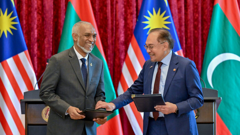 މީގެ ކުރިން ރައީސް ޑރ. މުހައްމަދު މުއިއްޒު މެލޭޝިޔާގެ ބޮޑުވަޒީރު އަންވަރު އިބްރާހީމް އާއެކު އެގްރީމެންޓްތަކެއް ބަދަލުކުރައްވަނީ