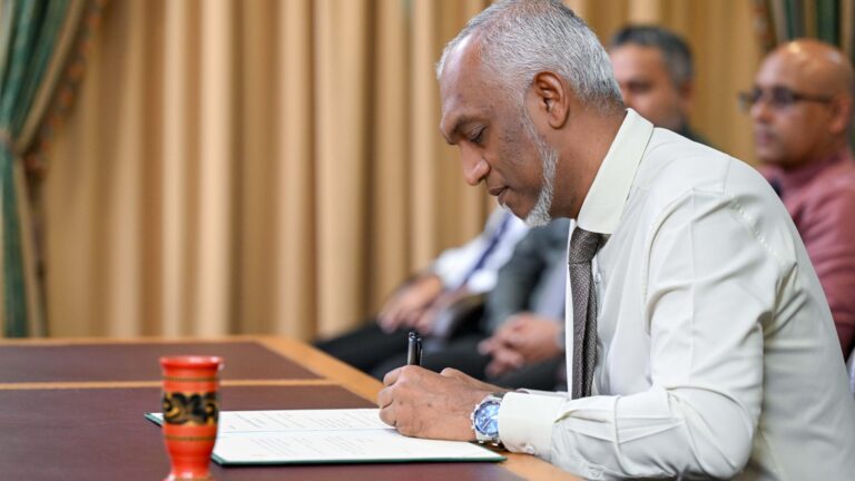 އަލަށް ފާސްކުރި ބިލްތައް ތަސްދީގުކުރެއްވުމަށް ރައީސް އޮފީހުގައި އޮތް ރަސްމިއްޔާތުގައި ރައީސް ޑރ. މުހައްމަދު މުއިއްޒު ބިލުގައި ސޮއިކުރެއްވުން