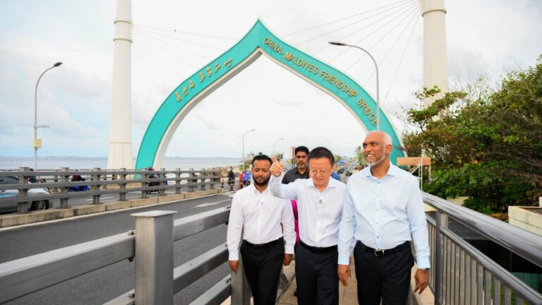 ރައީސް މުއިއްޒު ޗައިނާ ސަފީރާއެކު ސިނަމާލެ ބްރިޖު ސަރަހައްދަށް ޒިޔާރަތް ކުރެއްވުން-- ފޮޓޯ: ރައީސް އޮފީސް