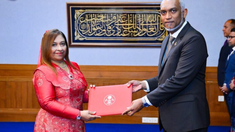 ރާއްޖެއިން އިނގިރޭސި ވިލާތަށް ކަނޑައަޅުއްވާފައިވާ ސަފީރަކަށް ޖަމީލާ އަލީ އައްޔަން ކުރެއްވުމަށް ރައީސް އޮފީހުގައި ކުރިއަށް ދިއަ ރަސްމިއްޔާތުގެ ތެރެއިން