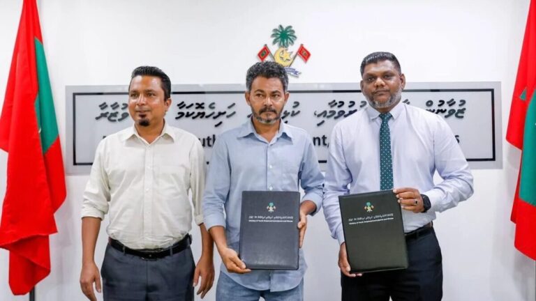 ތިން ރަށެއްގެ ހޭންޑްބޯލް ކޯޓު ތަރައްގީކުރުމުގެ މަސައްކަތުގެ އެއްބަސްވުމުގައި ސޮއިކޮށްފި