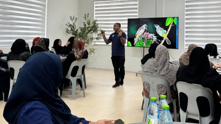 ނަމޫނާ ބެލެނިވެރިކަމެއް ބިނާކުރުން: ދ. އަތޮޅު މަދަރުސާގައި ފުލުހުންގެ ޚާއްޞަ ސެޝަނެއް