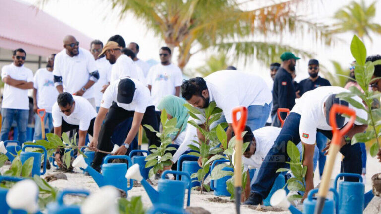 ފަސް މިލިއަން ގަސް އިންދުމުގެ މަޝްރޫއުގެ ދެބައިކުޅަ އެއްބައި ހާސިލުކޮށްފި