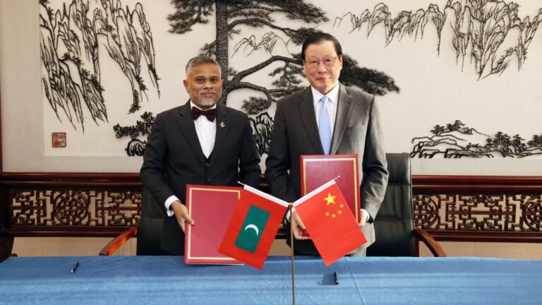 ޗައިނާގެ ޕްރޮސެކިއުޓަރ ޖެނެރަލާއެކު ޕީޖީ ޢައްބާސް