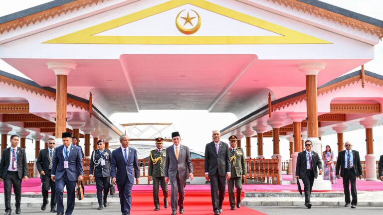މެލޭޝިޔާގެ ބޮޑުވަޒީރު އަންވަރު އިބްރާހީމް އަށް މާލެއިން ރަސްމީކޮށް މަރުހަބާ ދެންނެވުން