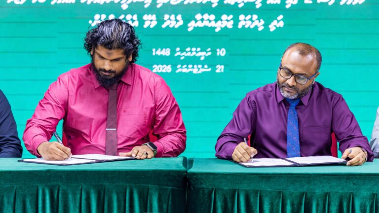 ހުޅުމާލެ ފޭސް 2 ގައި އައު މިސްކިތެއް ބިނާކުރުމަށްޓަކައި އިސްލާމީކަންތައްތަކާއި އައުޤާފާ ބެހޭ ވުޒާރާއާއި ޚިދުމަތް ޖަމިއްޔާއާއި ދެމެދު އެއްބަސްވުމެއްގައި ސޮއިކުރުން. މިއީ ފަޟީލަތުއްޝައިޚް އިބްރާހިމް ފަރީދުގެ ހަނދާނުގައި ބިނާ ކުރެވޭ މިސްކިތެއް.